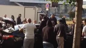 Des taxis en colère s'en prennent violemment à un véhicule à Paris - Témoins BFMTV