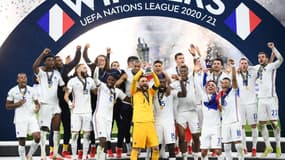 Hugo Lloris soulève le trophée de la Ligue des nations