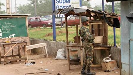 Les forces fidèles à Laurent Gbagbo ont levé jeudi leur blocus autour du quartier d'Abobo, à Abidjan, qui avait été le théâtre de heurts entre camps politiques adverses. /Photo prise le 13 janvier 2011/REUTERS/Luc Gnago