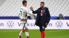 Kylian Mbappé saluant Cristiano Ronaldo, en 2020