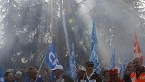 Lors d'une manifestation contre la réforme des retraites, samedi à Nantes. Les syndicats opposés à la réforme des retraites aborderont une phase périlleuse jeudi lors de la réunion de l'intersyndicale destinée à définir leur stratégie après le vote du tex