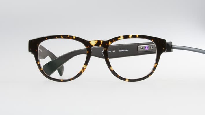 Les lunettes Level branchées sur leur câble de chargement.