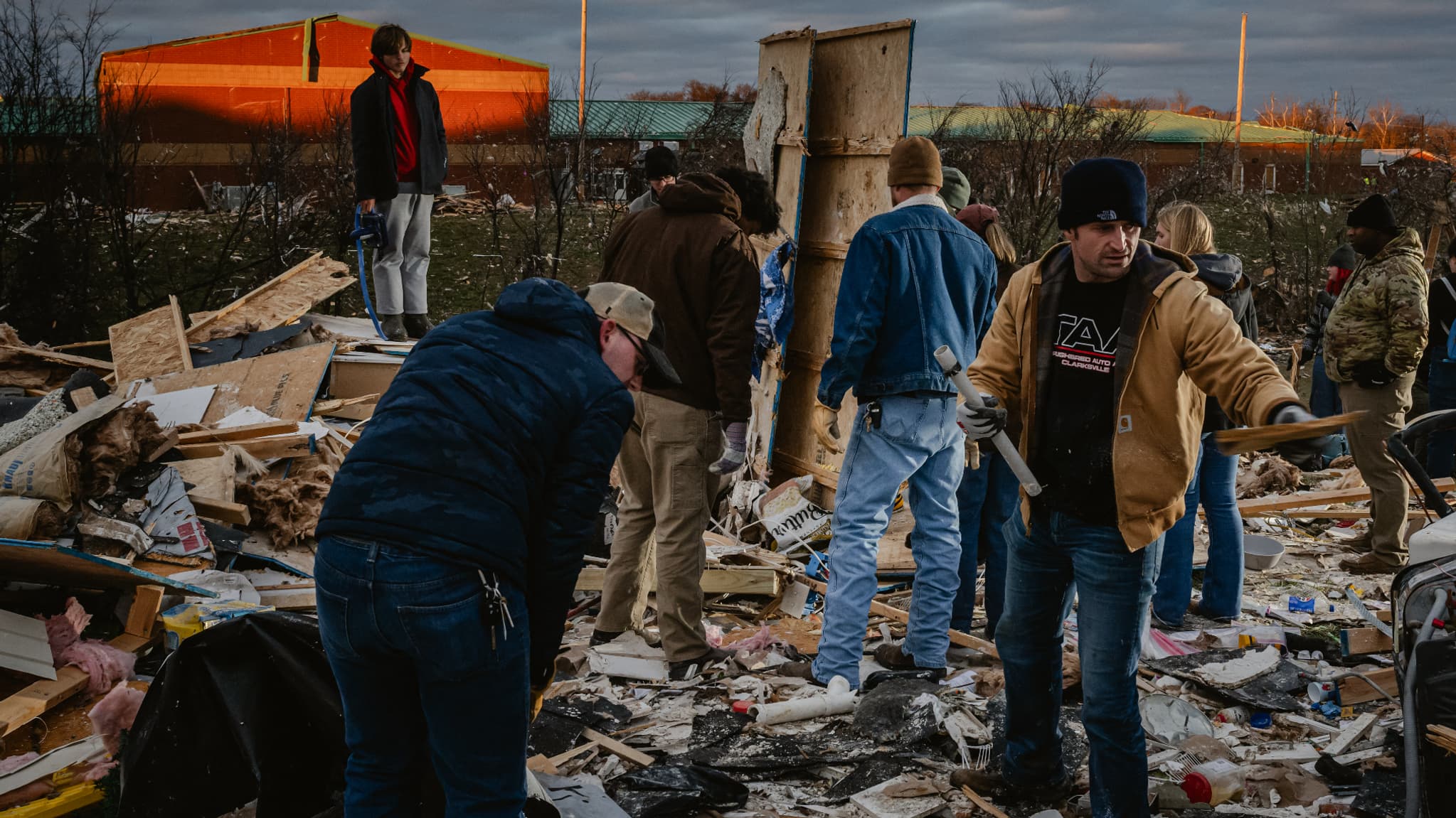 Des habitants et des visiteurs s'efforcent de dégager les débris à la recherche d'animaux domestiques et d'effets personnels dans une maison détruite à la suite d'une tornade le 10 décembre 2023 à Clarksville, dans le Tennessee.