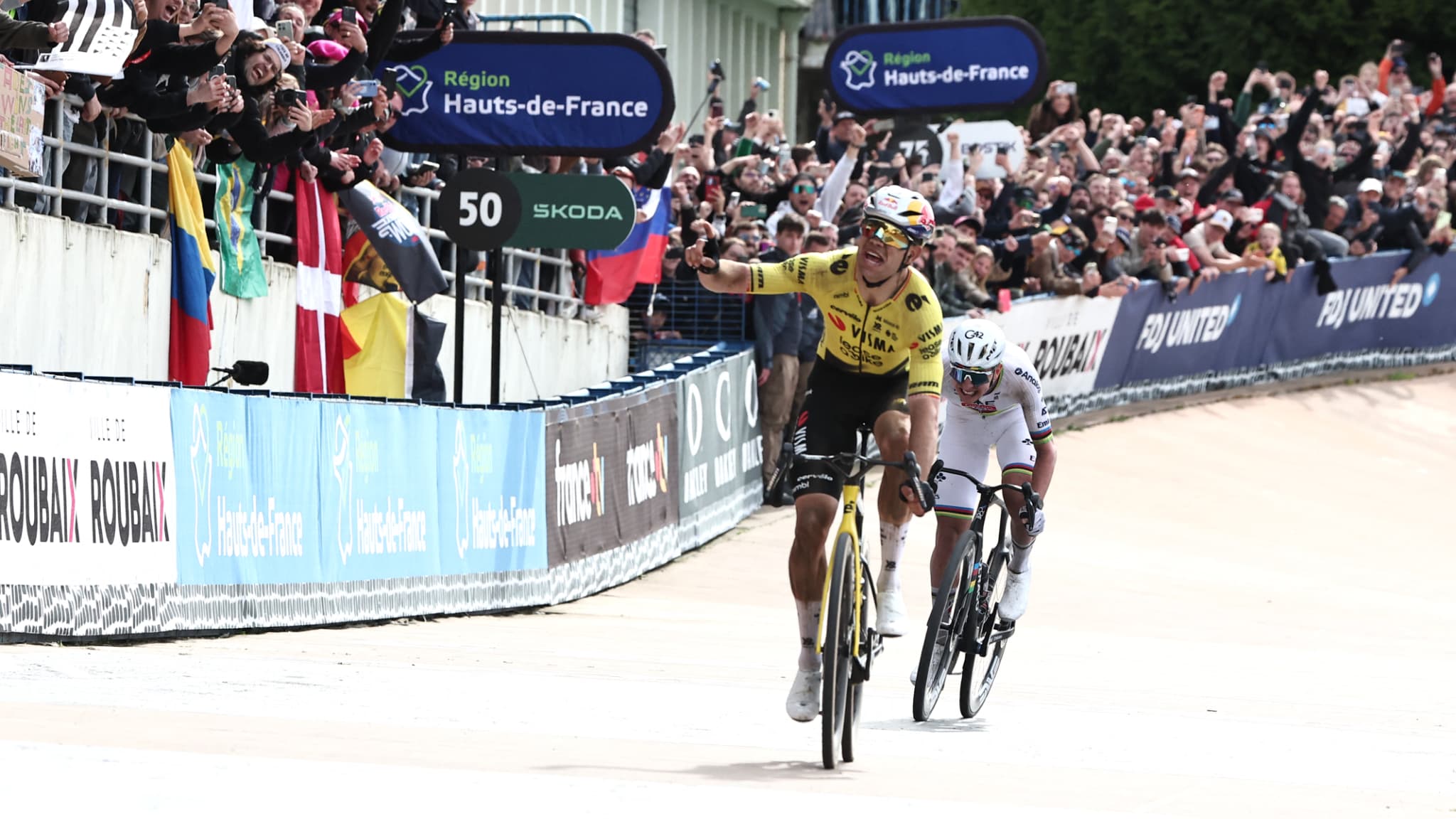 ΑΠΕΥΘΕΙΑΣ. Paris-Roubaix: τρύπημα για τον Pogacar, κακή τύχη για τον van der Poel… ακολουθήστε ζωντανά την Κόλαση του Βορρά
