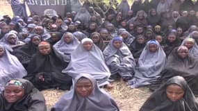 Une image issue d'une vidéo diffusée le 12 mai par Boko Haram et montrant des dizaines de jeunes femmes voilées, présentées comme les lycéennes enlevées mi-avril.