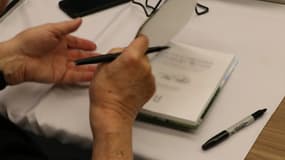 Un auteur en train de dédicacer un livre lors d'une séance de dédicaces. (Photo d'illustration)