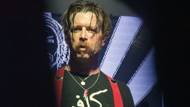 Jesse Hughes, leader des Eagles of Death Metal, en concert à Bogota le 9 mars 2016