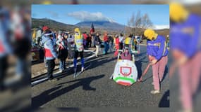 Une centaine de personnes ont manifesté à La Saulce (Hautes-Alpes) le samedi 6 janvier 2024, contre l'organisation des JO d'hiver 2023 dans les Hautes-Alpes. 