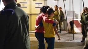 L'ex-otage français Eitan Yahalomi retrouve sa mère en Israël le 28 novembre 2023