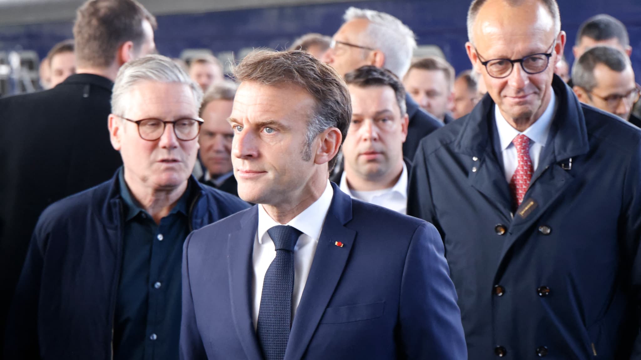 Le président Emmanuel Macron, le Premier ministre britannique Keir Starmer et le chancelier allemand Friedrich Merz arrivent à la gare de Kiev le 10 mai 2025. 
