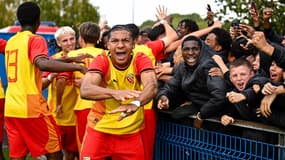 Ismaelo Ganiou célèbre un but de Lens en Youth League, le 24 octobre 2023