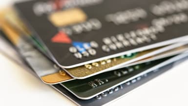 Des cartes bancaires empilées (photo d'illustration).
