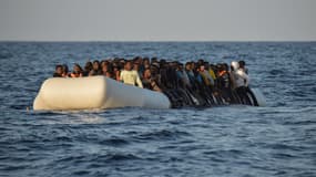 Des migrants dans un canot en Mer Méditerranée. (Photo d'illustration)