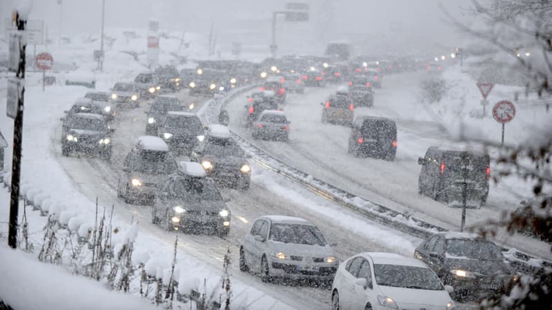 En Savoie, près de 15.000 véhicules sont bloqués par la neige ce samedi. Un plan d'hébergement d'urgence a, à ce titre, été activé.