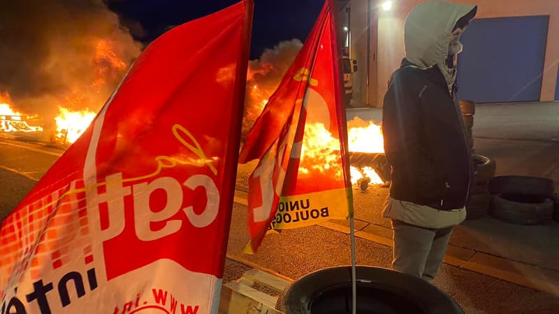 Un manifestants devant un drapeau de la CGT à Saint-Martin-Boulogne, le 28 mars 2023.