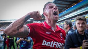 Toby Alderweireld célébre le titre de l'Antwerp, le 4 juin 2023.