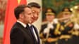 Le président chinois Xi Jinping (à droite) et le président français Emmanuel Macron assistent à une cérémonie de bienvenue au Palais de l'Assemblée du Peuple à Pékin le 4 décembre 2025. 