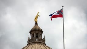 Le drapeau du Mississippi vole au-dessus du Capitole de l'Etat à Jackson, le 29 juin 2020