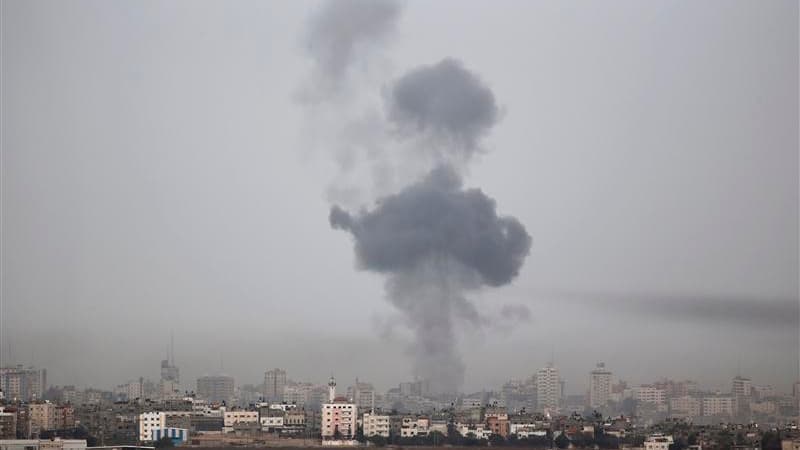L'aviation israélienne a bombardé samedi les bâtiments gouvernementaux du Hamas à Gaza après l'autorisation donnée par le gouvernement de Benjamin Netanyahu de mobiliser jusqu'à 75.000 réservistes, signe supplémentaire d'une possible intervention terrestr