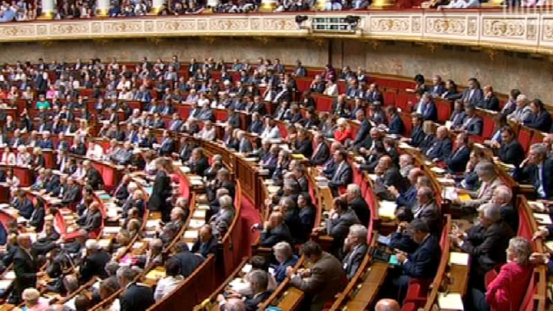 Dans les rangs de l'Assemblée, les députés ne se sont pas privés de pianoter sur leur smartphone pendant le discours de politique générale de Manuel Valls. 
