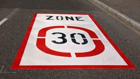 Image d'illustration - 200 panneaux et des inscriptions au sol seront mis en place dans les prochaines semaines pour informer les usagers du passage de presque 90% des rues lilloises à 30km/h.