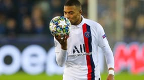 Kylian Mbappé avec le ballon du match après son triplé à Bruges