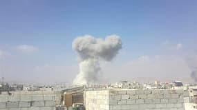 Colonne de fumée présentée par des opposants au régime syrien comme consécutive à un tir de missile de l'armée de l'air régulière, à Erbin, dans la banlieue de Damas. L'armée syrienne a repris samedi matin ses bombardements sur plusieurs grandes villes du