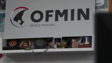 Le logo de l'Office des Mineurs (OFMIN) dans les locaux de cette division de la police judiciaire chargée de lutter contre la pédocriminalité en ligne.