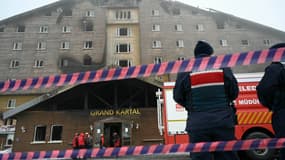 Le personnel d'urgence turc intervient à la suite d'un incendie qui s'est déclaré à l'hôtel Grand Kartal dans la station de ski Kartalkaya à Bolu, le 22 janvier 2025.