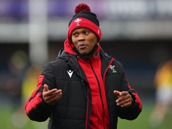 Warren Abrahams en tant que sélectioneur du Pays de Galles Féminin lors du 6 Nations 2021.