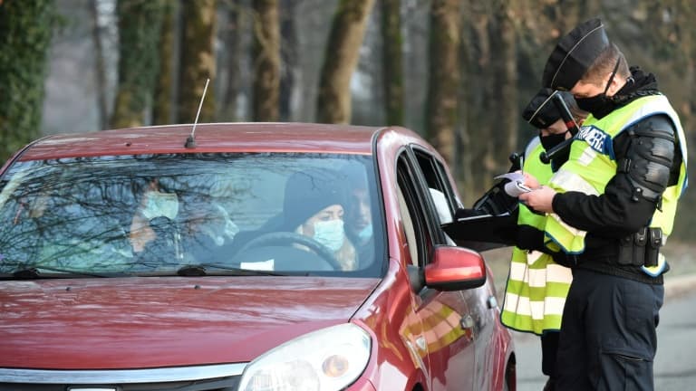 Les gendarmes contrôlent une voiture lors de la rave-party à Lieuron, près de Rennes, le 2 janvier 2021 (illustration)