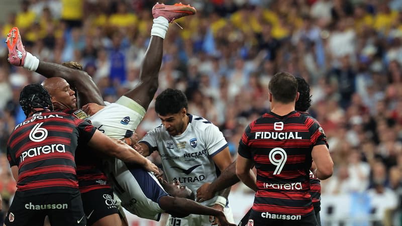 Finale de Top 14 Toulouse-Montpellier: l'image lunaire du soir avec Teddy Thomas qui retourne littéralement Ngandebe dans les airs