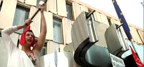 "Nous ne sommes pas des exhibitionnistes", scandent des manifestantes en soutien aux Femen jugées à Lille