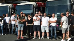 Des chauffeurs de bus attendent le ministre des transports à Bayonne, le 7 juillet 2020