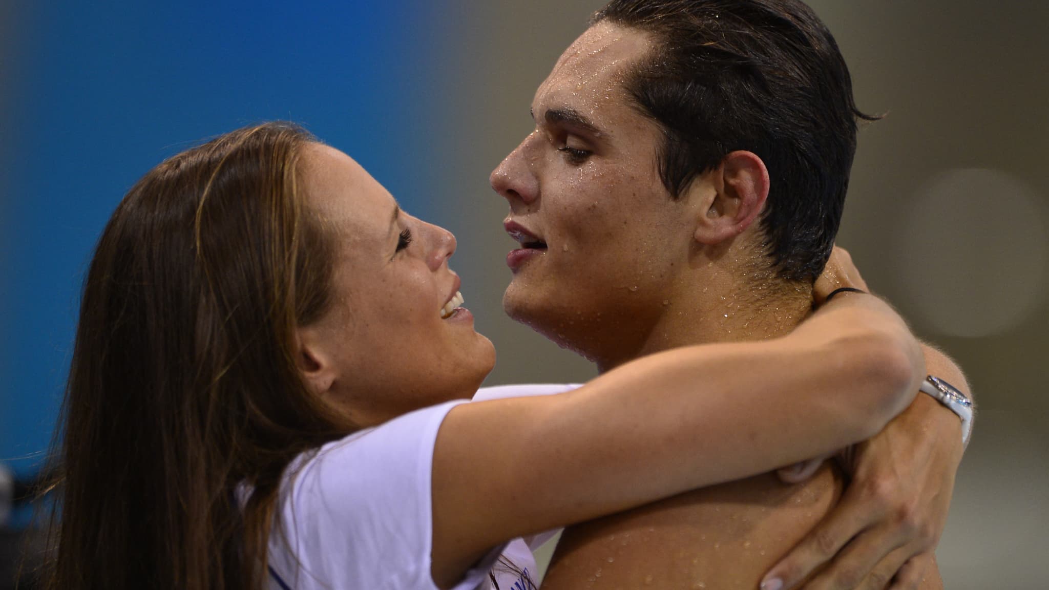 Laure (à gauche) Manaudou enlace son petit frère Florent Manaudou après son or olympique à Londres en 2012