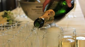 Du champagne est servi dans des verres, lors d'une réception. 