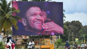 Dans la ville indienne de Bangalore, un panneau en hommage à l'acteur Puneeth Rajkumar