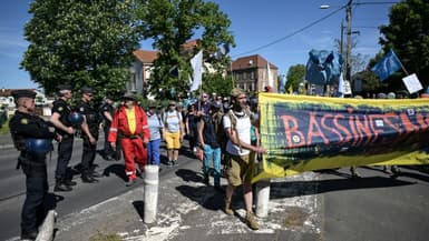 Des opposants à un projet de "mégabassines", réserves controversées d'irrigation agricole, manifestent le 11 mai 2024 près de Billom, dans le centre de la France. (Illustration). 