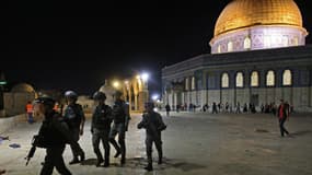 Heurts entre Palestiniens et policiers israéliens sur l'esplanade des Mosquées à Jérusalem, le 7 mai 2021