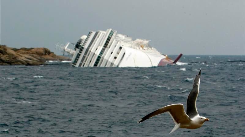 L'épave du paquebot Costa Concordia pourrait rester dans la même position jusqu'à la fin de l'année, affaissée sur le côté au large des côtes toscanes, avant de pouvoir être démantelée ou récupérée. /Photo prise le 29 janvier 2012/REUTERS/Darrin Zammit Lu