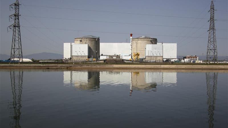 Les directeurs des centrales nucléaires d'EDF en France estiment que la fermeture fin 2016 de Fessenheim, dans le Haut-Rhin (photo) constitue "une profonde injustice", selon un courrier révélé jeudi par Le Figaro. /Photo d'archives/REUTERS/Vincent Kessler