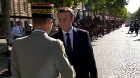 Fraîche poignée de main vendredi matin entre le général de Villiers et le président Macron.