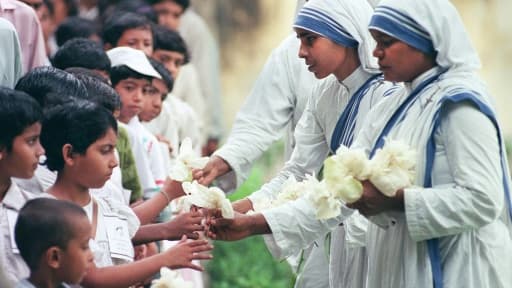 Des religeuses des Missionnaires de la Charité, ordre fondé par Mère Teresa qui gère des centaines d'orphelinats, hospices et centres d'accueil pour les lépreux dans le monde, le 19 septembre 1997 à Calcutta Des religeuses des Missionnaires de la Charité, ordre fondé par Mère Teresa qui gère des centaines d'orphelinats, hospices et centres d'accueil pour les lépreux dans le monde, le 19 septembre 1997 à Calcutta