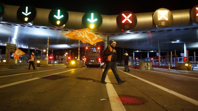 A l'appel de la CFDT, le péage autoroutier de Saint-Arnoult est bloqué par des manifestants depuis ce jeudi soir.