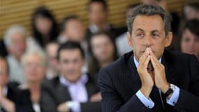 Nicolas Sarkozy, lors d'un déplacement à Cosne-sur-Loire, mardi. Le chef de l'Etat s'est montré serein mercredi en vue des échéances électorales de 2012, à en croire les députés de l'UMP qu'il a reçus pour un déjeuner. /Photo prise le 7 juin 2011/REUTERS/