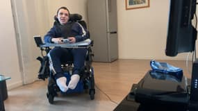 Hocine, 18 ans, est emprisonné à son domicile de Bondy depuis un mois en raison de la panne de l'ascenseur de l'immeuble.