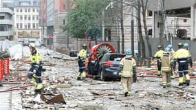 Secours à l'oeuvre dans le centre d'Oslo, où une violente explosion, près de bureaux gouvernementaux, a fait au moins sept morts et deux blessés, selon le dernier bilan donné par la police. /Photo prise le 22 juillet 2011/REUTERS/Berit Roald/Scanpix