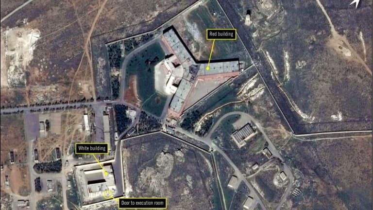 Une photo satellitaire, fournie par le Centre national d'études spatiales français à Amnesty International le 7 février 2017, montre la prison de Saydnaya, au nord de Damas, en Syrie Une photo satellitaire, fournie par le Centre national d'études spatiales français à Amnesty International le 7 février 2017, montre la prison de Saydnaya, au nord de Damas, en Syrie