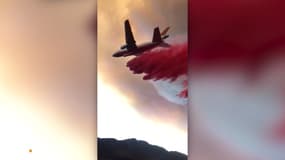 En Californie, cet avion déverse du produit retardant contre le feu