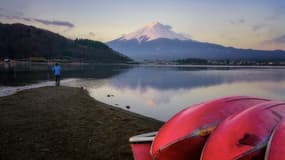 Vue sur le mont Fuji et le lac Yamanakako, situé au pied de la montagne, au Japon, le 7 mai 2025.